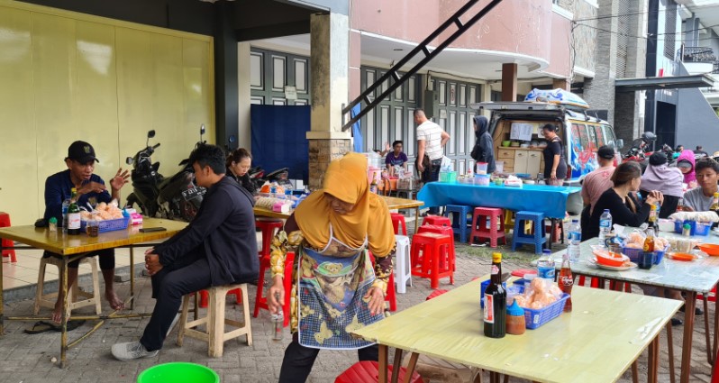 Kupat Tahu Uka Uka Jonathan Wirawan, 1. Kupat Tahu Gempol, 2. Kupat Tahu Lontong Kari Bu Yeyet Cicendo, 3. Kupat Tahu dan Nasi Kuning Mang Entis, 4. Kupat Tahu Uka Uka, 5. Kupat Tahu Kesatriaan Khas Mangunreja, 6. Kupat Tahu Mangunreja Amang Sunda, 7. Kupat Tahu Gumetap Singaparna, 8. Kupat Tahu Petis Dan Sayur Pak Haji, 9. Kupat Tahu Pak Edeng Singaparna, 10. Kupat Tahu Gempol Jalan Waas, 11. Kupat Tahu Kang Asep, 12. Kupat Tahu Petis Alkateri, 13. Kupat Tahu Galunggung 70, 14. Kupat Tahu Idjan (pak Usup), 15. kupat Tahu Padalarang 99