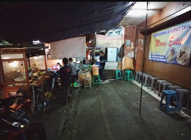 Kupat Tahu dan Nasi Kuning Mang Entis Andri Tejanto, 1. Kupat Tahu Gempol, 2. Kupat Tahu Lontong Kari Bu Yeyet Cicendo, 3. Kupat Tahu dan Nasi Kuning Mang Entis, 4. Kupat Tahu Uka Uka, 5. Kupat Tahu Kesatriaan Khas Mangunreja, 6. Kupat Tahu Mangunreja Amang Sunda, 7. Kupat Tahu Gumetap Singaparna, 8. Kupat Tahu Petis Dan Sayur Pak Haji, 9. Kupat Tahu Pak Edeng Singaparna, 10. Kupat Tahu Gempol Jalan Waas, 11. Kupat Tahu Kang Asep, 12. Kupat Tahu Petis Alkateri, 13. Kupat Tahu Galunggung 70, 14. Kupat Tahu Idjan (pak Usup), 15. kupat Tahu Padalarang 99