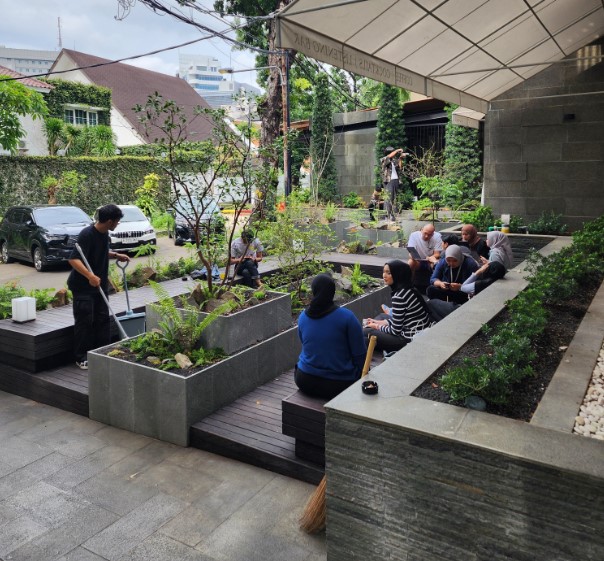 Kurasu Kissaten Tuhu Nugraha Dewanto (Tuhu), 1. M Bloc Space, 2. Filosofi Kopi Melawai, 3. Taman Literasi Martha Christina Tiahahu, 4. Suasanakopi – Blok M, 5. Levis & Carroll, 6. Twin House Blok M, 7. Kaiho Maru, 8. Toko Kopi TUKU – Blok M, 9. Lesehan Bu Pesek Blok M Square, 10. Angkringan Blok M Square, 11. Scarlett’s House BLOK M, 12. Mattea Social Space – Blok M, 13. Kurasu Kissaten, 14. Biju Bakeshop & Coffee, 15. Kopi Kenangan – Pasaraya Blok M, 16. The People’s Cafe Pasaraya Blok M, 17. The Golden Tooth