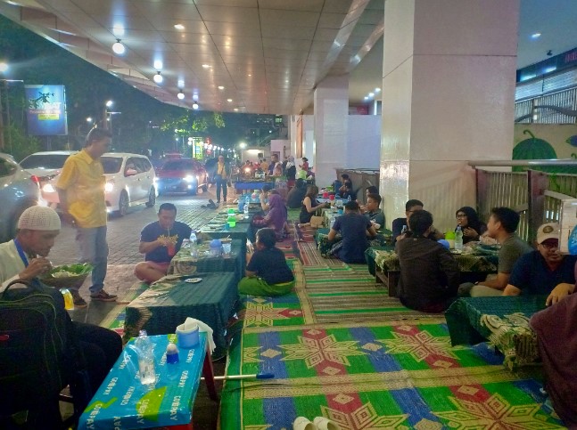 Lesehan Bu Pesek Blok M Square Ruzqiyah Ulfa, 1. M Bloc Space, 2. Filosofi Kopi Melawai, 3. Taman Literasi Martha Christina Tiahahu, 4. Suasanakopi – Blok M, 5. Levis & Carroll, 6. Twin House Blok M, 7. Kaiho Maru, 8. Toko Kopi TUKU – Blok M, 9. Lesehan Bu Pesek Blok M Square, 10. Angkringan Blok M Square, 11. Scarlett’s House BLOK M, 12. Mattea Social Space – Blok M, 13. Kurasu Kissaten, 14. Biju Bakeshop & Coffee, 15. Kopi Kenangan – Pasaraya Blok M, 16. The People’s Cafe Pasaraya Blok M, 17. The Golden Tooth