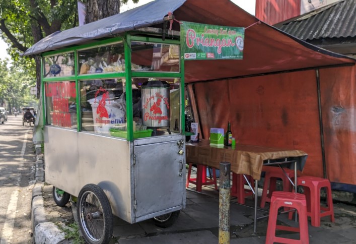 Lontong Kari Ayam Priangan Wajib Hasanadi, 1. Kupat tahu Gempol, 2. Lontong Kari Kebon Karet, 3. Kupat Tahu Lontong Kari Bu Yeyet Cicendo, 4. Lontong kari pasko boga rasa, 5. Lontong Kari Ayam Ibu Sri, 6. Lontong kari pa Toto, 7. Bubur ayam Kang Ardi, 8. Lontong Kari Sapi Kang Damon, 9. Lontong Kari Ayam Priangan, 10. Lontong Kari Antapani, 11. Lontong Kari Tegalega, 12. Lontong Kari Teh Rini Cihampelas, 13. Lontong Kari Prasaja