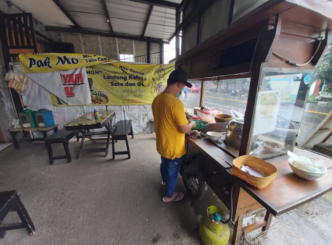 Lontong Kari Sapi Kang Damon A Bayuadi, 1. Kupat tahu Gempol, 2. Lontong Kari Kebon Karet, 3. Kupat Tahu Lontong Kari Bu Yeyet Cicendo, 4. Lontong kari pasko boga rasa, 5. Lontong Kari Ayam Ibu Sri, 6. Lontong kari pa Toto, 7. Bubur ayam Kang Ardi, 8. Lontong Kari Sapi Kang Damon, 9. Lontong Kari Ayam Priangan, 10. Lontong Kari Antapani, 11. Lontong Kari Tegalega, 12. Lontong Kari Teh Rini Cihampelas, 13. Lontong Kari Prasaja
