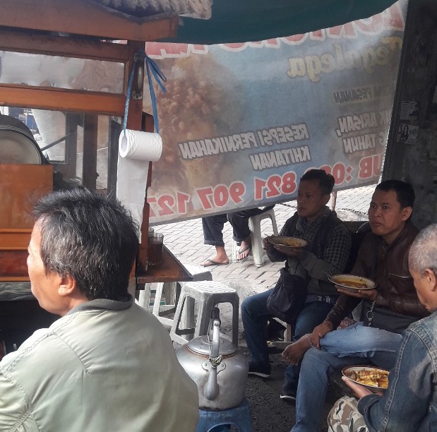 Lontong Kari Tegalega Rhiez Annafi, 1. Kupat tahu Gempol, 2. Lontong Kari Kebon Karet, 3. Kupat Tahu Lontong Kari Bu Yeyet Cicendo, 4. Lontong kari pasko boga rasa, 5. Lontong Kari Ayam Ibu Sri, 6. Lontong kari pa Toto, 7. Bubur ayam Kang Ardi, 8. Lontong Kari Sapi Kang Damon, 9. Lontong Kari Ayam Priangan, 10. Lontong Kari Antapani, 11. Lontong Kari Tegalega, 12. Lontong Kari Teh Rini Cihampelas, 13. Lontong Kari Prasaja