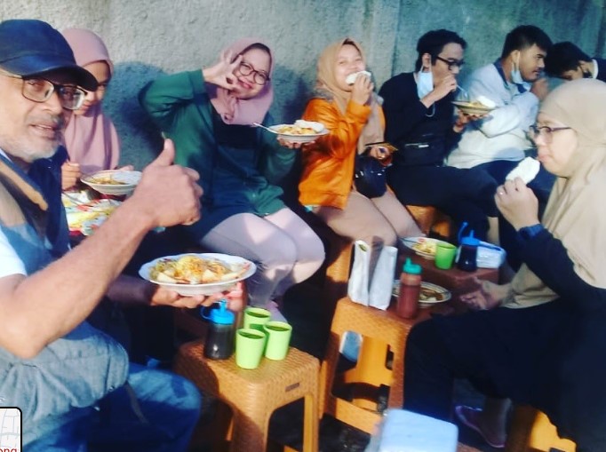 Lontong kari pasko boga rasa, 1. Kupat tahu Gempol, 2. Lontong Kari Kebon Karet, 3. Kupat Tahu Lontong Kari Bu Yeyet Cicendo, 4. Lontong kari pasko boga rasa, 5. Lontong Kari Ayam Ibu Sri, 6. Lontong kari pa Toto, 7. Bubur ayam Kang Ardi, 8. Lontong Kari Sapi Kang Damon, 9. Lontong Kari Ayam Priangan, 10. Lontong Kari Antapani, 11. Lontong Kari Tegalega, 12. Lontong Kari Teh Rini Cihampelas, 13. Lontong Kari Prasaja