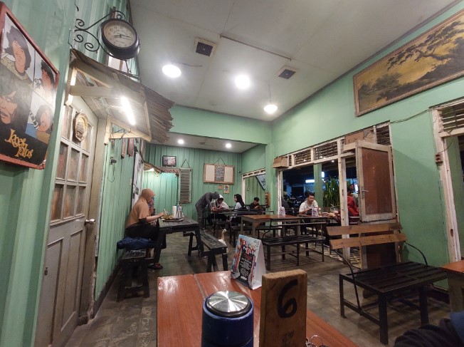 Loja De Cafe Dwi Anitasari, 1. Waroenk Ora Umum, 2. Loja De Cafe, 3. Shushu Milkshake, 4. Quattro Café, 6. Jail break Cafe, 7. Bento Kopi Purwokerto, 8. Hangout Cafe &amp; Restaurant, 9. Bunto’s Cafe, 10. Lav Cafe Purwokerto, 11. Warak Koffie, 12. Nicetime Cafe Purwokerto, 13. et al Coffee Purwokerto, 14. Punkalan Coffee, 15. Fore Coffee Palma Sudirman Purwokerto, 16. Ramsha Sisha and Cafe, 17. Grey CTE, 18. Level Up Resto &amp; Bar, 19. Warung Kopi Sanger Purwokerto