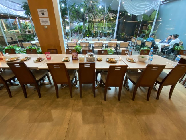 Munik Restoran Andrew, 1. Bandar Djakarta, 2. Nasi Goreng Kambing Kebon Sirih Sejak 1958, 3. Joni Steak, 4. Bebek Kaleyo Tebet, 5. Ayam Goreng Berkah, 6. Talaga Sampireun – Puri, 7. Bopet Mini Benhil, 8. Roti Bakar Eddy Blok M, 9. Kwetiaw Sapi 78 Mangga Besar, 10. Restoran Garuda, 11. Warung MJS, 12. Tugu Kuntskring Palais Jakarta, 13. Ragusa Es Italia, 14. Waroeng Sunda, 15. Holycow STEAKHOUSE, 16. Kaum Jakarta, 17. Bubur Kwang Tung, 18. Cerita Rasa Nusantara, 19. Kampung Kecil Kedoya Puri Kembangan, 20. Pagi Sore Cempaka Putih, 21. Social House Grand Indonesia, 22. Soto Betawi Haji Husen, 23. Restoran Beautika Khas Manado – Abdul Muis, 24. Ikan Bakar Cianjur, 25. Warmindo Abang Adek, 26. Bebek Bentu Cempaka Putih, 27. OTW Food Street, 28. Dim Sum Inc, 29. Nasi Gandul Bu Endang, 30. Warung Mak Dower, 31. Warung Nagih, 32. Ayam Goreng Gohyong Malaya, 33. Harum Manis, 34. Munik Restoran, 35. Smarapura Traditional Resto, 36. Anomali Coffee Setiabudi, 37. Sate Maranggi Haji Yetty, 38. Bungarampai, 39. Tony Roma’s, 40. Chinesefood 99 Pecenongan, 41. SINOÜ, 42. The Awan Lounge, 43. Waha Kitchen, 44. Gado-gado Bonbin, 45. Martabak Boss, 46. Colette Lola – Wolter Monginsidi, 47. Food Lab