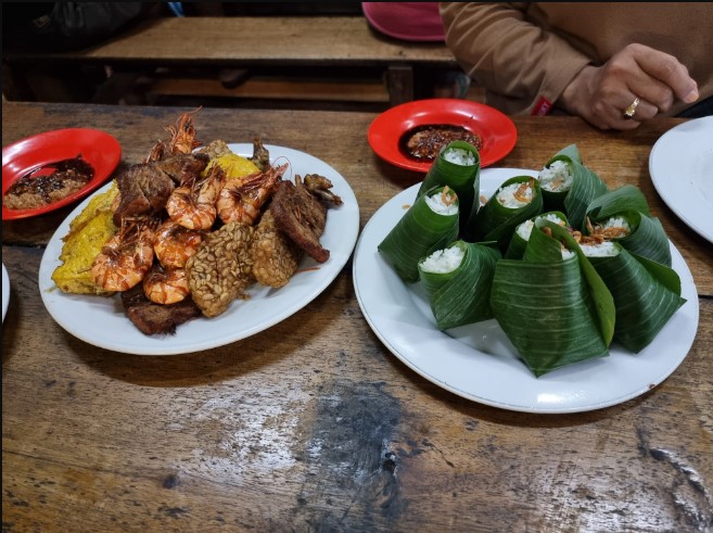 Nasi Uduk Kebon Kacang Puas Hati ibu Tati TRIANOM WAHYUDI, 1. Nasi Uduk dan Ayam Goreng Mat Lengket, 2. Kedai Zainal Fanani 1967 Kebon Kacang, 3. Nasi Uduk Kebon Kacang Hj. Ellya, 4. Nasi Uduk Ibu Sum, 5. Nasi Uduk Kebon Kacang A. Maulana, 6. Nasi Uduk Kebon Kacang Puas Hati ibu Tati, 7. NASI UDUK IBU JUM KELAPA GADING, 8. Nasi Uduk OK, 9. Nasi Uduk Ayam Goreng Kampung Melayu, 10. Nasi Uduk Gondangdia, 11. Ayam Goreng Buni (Mangga Besar 1), 12. Nasi Uduk Ibu Haji, 13. Nasi Uduk Bu Amah, 14. Nasi Uduk Kebon Kacang Ibu Ida