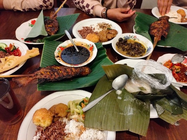 Nini Anteh Warung Sangu Tasik Yulianti Setyaningsih, 1. Saung Ranggon, 2. Mie Bakso Laksana, 3. Rumah Makan Saung Gunung Jati, 4. Nini Anteh Warung Sangu Tasik, 5. Rumah Makan Ampera, 6. Kupat Tahu Mangunreja, 7. Saung Hegarsari, 8. RM. Lembur Konang, 9. RM. Saung Jembar, 10. Warung Nasi Ampera, 11. Bubur Ayam Kalektoran H. Zenal, 12. Warung Nasi Hj Ocoh, 13. Warung Nasi Halaman, 14. Soto Ayam Pataruman, 15. Saung Botram Biotirta, 16. Rumah Makan Pantai Dadaha, 17. Osaka Sushi Tasikmalaya, 18. Nasi TO Tutug Oncom Kalektoran, 19. Nasi Cikur Teh Rena / Utep, 20. Pecel Oranye Asli