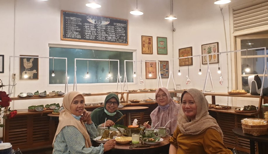 Omah Londo Angkringan Rose Rostisa Dewi, 1. Cafe Tiga Ceret, 2. Omah Londo, 3. Wedangan Mantap, 4. Wedangan Pendhopo, 5. WEDANGAN Cangkir Blirik, 6. Wedangan Nala Gareng, 7. Wedangan Mbah Wiryo, 8. Angkringan Omah Semar, 9. Wedangan Echo(honggowongso), 10. Wedangan Basuki Sondakan, 11. Wedangan Radjiman Plus, 12. Angkringan Murah Special Bu Nduth Pokwe
