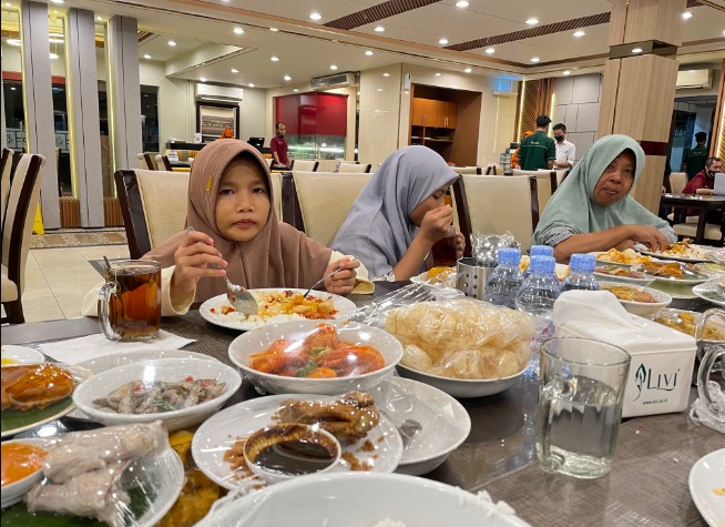 Pagi Sore Cempaka Putih SUKRON SAMOSIR, 1. Bandar Djakarta, 2. Nasi Goreng Kambing Kebon Sirih Sejak 1958, 3. Joni Steak, 4. Bebek Kaleyo Tebet, 5. Ayam Goreng Berkah, 6. Talaga Sampireun – Puri, 7. Bopet Mini Benhil, 8. Roti Bakar Eddy Blok M, 9. Kwetiaw Sapi 78 Mangga Besar, 10. Restoran Garuda, 11. Warung MJS, 12. Tugu Kuntskring Palais Jakarta, 13. Ragusa Es Italia, 14. Waroeng Sunda, 15. Holycow STEAKHOUSE, 16. Kaum Jakarta, 17. Bubur Kwang Tung, 18. Cerita Rasa Nusantara, 19. Kampung Kecil Kedoya Puri Kembangan, 20. Pagi Sore Cempaka Putih, 21. Social House Grand Indonesia, 22. Soto Betawi Haji Husen, 23. Restoran Beautika Khas Manado – Abdul Muis, 24. Ikan Bakar Cianjur, 25. Warmindo Abang Adek, 26. Bebek Bentu Cempaka Putih, 27. OTW Food Street, 28. Dim Sum Inc, 29. Nasi Gandul Bu Endang, 30. Warung Mak Dower, 31. Warung Nagih, 32. Ayam Goreng Gohyong Malaya, 33. Harum Manis, 34. Munik Restoran, 35. Smarapura Traditional Resto, 36. Anomali Coffee Setiabudi, 37. Sate Maranggi Haji Yetty, 38. Bungarampai, 39. Tony Roma’s, 40. Chinesefood 99 Pecenongan, 41. SINOÜ, 42. The Awan Lounge, 43. Waha Kitchen, 44. Gado-gado Bonbin, 45. Martabak Boss, 46. Colette Lola – Wolter Monginsidi, 47. Food Lab