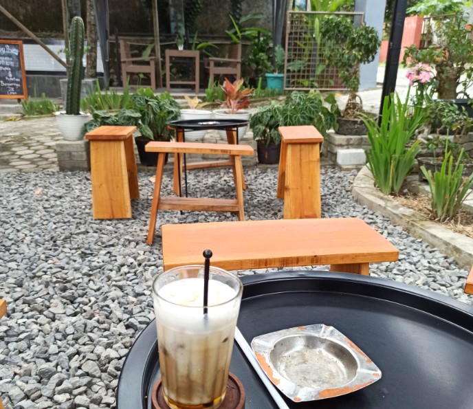 Punkalan Coffee Raditya D N, 1. Waroenk Ora Umum, 2. Loja De Cafe, 3. Shushu Milkshake, 4. Quattro Café, 6. Jail break Cafe, 7. Bento Kopi Purwokerto, 8. Hangout Cafe &amp; Restaurant, 9. Bunto’s Cafe, 10. Lav Cafe Purwokerto, 11. Warak Koffie, 12. Nicetime Cafe Purwokerto, 13. et al Coffee Purwokerto, 14. Punkalan Coffee, 15. Fore Coffee Palma Sudirman Purwokerto, 16. Ramsha Sisha and Cafe, 17. Grey CTE, 18. Level Up Resto &amp; Bar, 19. Warung Kopi Sanger Purwokerto