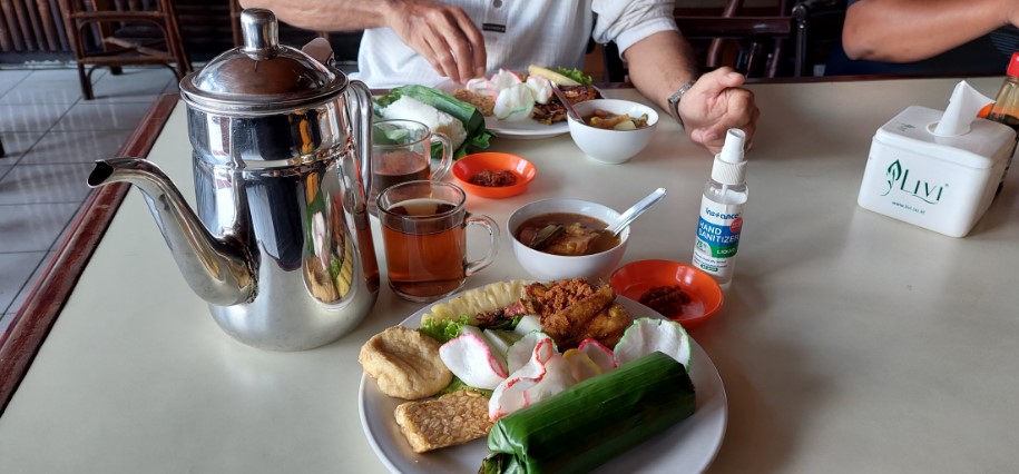 RM AYAM GORENG JAKARTA Briggitte Chandrawidjaya, 1. Sate Kambing Hanjawar, 2. Warung Nasi Alam Sunda, 3. Saung Nikmat Cianjur, 4. Sate Shinta, 5. Sate Maranggi Sari Asih, 6. RM Empat Dara, 7. RM Sunda Rasa 2, 8. Ikan Bakar Cianjur, 9. RM. Ampera 2 Tak, 10. Sabore Kitchen, 11. D’Kaoem Baso So’Un Cafe &amp; Resto, 12. Rumah Makan Saung Awi 88, 13. RM Ikan Bakar Teh Yesi, 14. Secret Garden Cianjur, 15. Tuang &amp; Leut , 16. Tan Keng Cu Resto &amp; Bakery, 17. Nelayan Seafood Cianjur, 18. RUMAH MAKAN KHAS SUNDA H.M.NANA, 19. RM Teh Sari, 20. RM AYAM GORENG JAKARTA, 21. Warung Pempek 168 @wrp168, 22. Cari Cara by Uptodate, 23. De Baksoku, 24. Saung de Faqih, 25. RM Sudi Mampir Akhoen NEW, 26. Mak Ecih Café