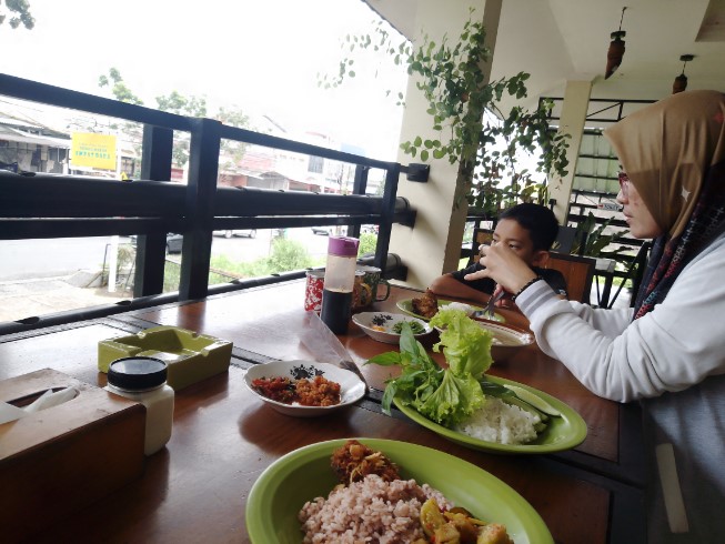 RM Empat Dara eDy Muziardy, 1. Sate Kambing Hanjawar, 2. Warung Nasi Alam Sunda, 3. Saung Nikmat Cianjur, 4. Sate Shinta, 5. Sate Maranggi Sari Asih, 6. RM Empat Dara, 7. RM Sunda Rasa 2, 8. Ikan Bakar Cianjur, 9. RM. Ampera 2 Tak, 10. Sabore Kitchen, 11. D’Kaoem Baso So’Un Cafe &amp; Resto, 12. Rumah Makan Saung Awi 88, 13. RM Ikan Bakar Teh Yesi, 14. Secret Garden Cianjur, 15. Tuang &amp; Leut , 16. Tan Keng Cu Resto &amp; Bakery, 17. Nelayan Seafood Cianjur, 18. RUMAH MAKAN KHAS SUNDA H.M.NANA, 19. RM Teh Sari, 20. RM AYAM GORENG JAKARTA, 21. Warung Pempek 168 @wrp168, 22. Cari Cara by Uptodate, 23. De Baksoku, 24. Saung de Faqih, 25. RM Sudi Mampir Akhoen NEW, 26. Mak Ecih Café