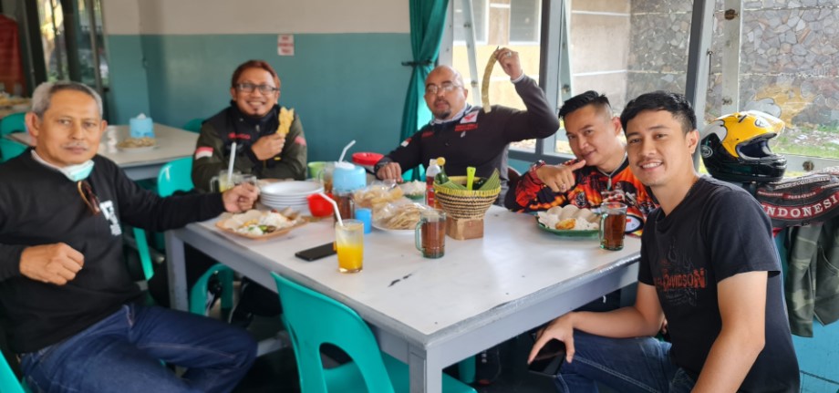 RM Sunda Rasa 2 ARM Bikers Botram, 1. Sate Kambing Hanjawar, 2. Warung Nasi Alam Sunda, 3. Saung Nikmat Cianjur, 4. Sate Shinta, 5. Sate Maranggi Sari Asih, 6. RM Empat Dara, 7. RM Sunda Rasa 2, 8. Ikan Bakar Cianjur, 9. RM. Ampera 2 Tak, 10. Sabore Kitchen, 11. D’Kaoem Baso So’Un Cafe &amp; Resto, 12. Rumah Makan Saung Awi 88, 13. RM Ikan Bakar Teh Yesi, 14. Secret Garden Cianjur, 15. Tuang &amp; Leut , 16. Tan Keng Cu Resto &amp; Bakery, 17. Nelayan Seafood Cianjur, 18. RUMAH MAKAN KHAS SUNDA H.M.NANA, 19. RM Teh Sari, 20. RM AYAM GORENG JAKARTA, 21. Warung Pempek 168 @wrp168, 22. Cari Cara by Uptodate, 23. De Baksoku, 24. Saung de Faqih, 25. RM Sudi Mampir Akhoen NEW, 26. Mak Ecih Café