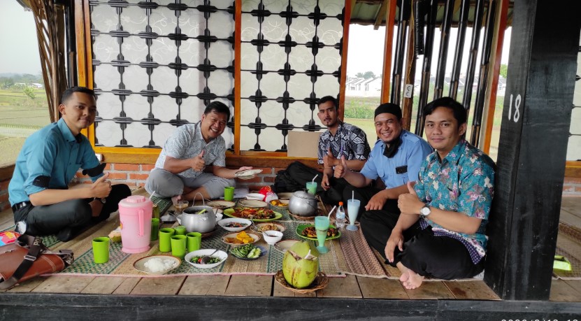RM Teh Sari Anjar Firmansyah, 1. Sate Kambing Hanjawar, 2. Warung Nasi Alam Sunda, 3. Saung Nikmat Cianjur, 4. Sate Shinta, 5. Sate Maranggi Sari Asih, 6. RM Empat Dara, 7. RM Sunda Rasa 2, 8. Ikan Bakar Cianjur, 9. RM. Ampera 2 Tak, 10. Sabore Kitchen, 11. D’Kaoem Baso So’Un Cafe &amp; Resto, 12. Rumah Makan Saung Awi 88, 13. RM Ikan Bakar Teh Yesi, 14. Secret Garden Cianjur, 15. Tuang &amp; Leut , 16. Tan Keng Cu Resto &amp; Bakery, 17. Nelayan Seafood Cianjur, 18. RUMAH MAKAN KHAS SUNDA H.M.NANA, 19. RM Teh Sari, 20. RM AYAM GORENG JAKARTA, 21. Warung Pempek 168 @wrp168, 22. Cari Cara by Uptodate, 23. De Baksoku, 24. Saung de Faqih, 25. RM Sudi Mampir Akhoen NEW, 26. Mak Ecih Café