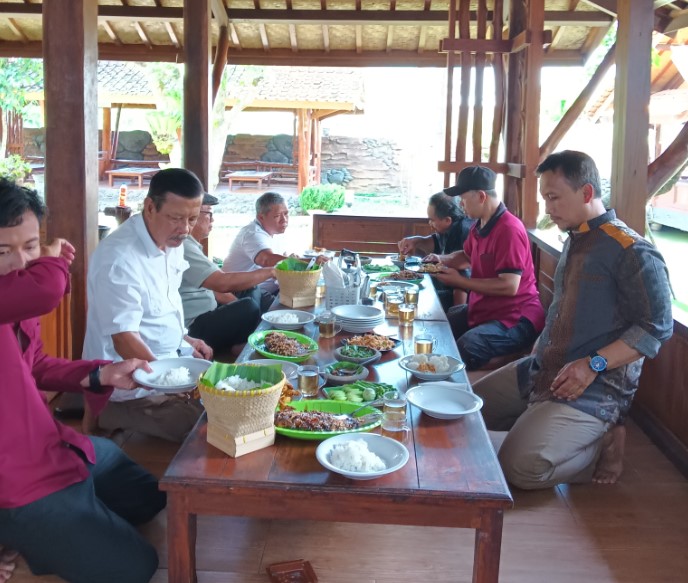 RM. Saung Jembar anggi narasukma, 1. Saung Ranggon, 2. Mie Bakso Laksana, 3. Rumah Makan Saung Gunung Jati, 4. Nini Anteh Warung Sangu Tasik, 5. Rumah Makan Ampera, 6. Kupat Tahu Mangunreja, 7. Saung Hegarsari, 8. RM. Lembur Konang, 9. RM. Saung Jembar, 10. Warung Nasi Ampera, 11. Bubur Ayam Kalektoran H. Zenal, 12. Warung Nasi Hj Ocoh, 13. Warung Nasi Halaman, 14. Soto Ayam Pataruman, 15. Saung Botram Biotirta, 16. Rumah Makan Pantai Dadaha, 17. Osaka Sushi Tasikmalaya, 18. Nasi TO Tutug Oncom Kalektoran, 19. Nasi Cikur Teh Rena / Utep, 20. Pecel Oranye Asli