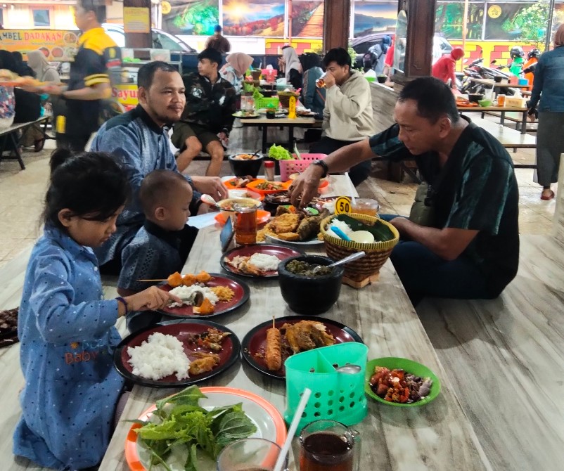 RUMAH MAKAN KHAS SUNDA H.M.NANA rivasta 3R, 1. Sate Kambing Hanjawar, 2. Warung Nasi Alam Sunda, 3. Saung Nikmat Cianjur, 4. Sate Shinta, 5. Sate Maranggi Sari Asih, 6. RM Empat Dara, 7. RM Sunda Rasa 2, 8. Ikan Bakar Cianjur, 9. RM. Ampera 2 Tak, 10. Sabore Kitchen, 11. D’Kaoem Baso So’Un Cafe &amp; Resto, 12. Rumah Makan Saung Awi 88, 13. RM Ikan Bakar Teh Yesi, 14. Secret Garden Cianjur, 15. Tuang &amp; Leut , 16. Tan Keng Cu Resto &amp; Bakery, 17. Nelayan Seafood Cianjur, 18. RUMAH MAKAN KHAS SUNDA H.M.NANA, 19. RM Teh Sari, 20. RM AYAM GORENG JAKARTA, 21. Warung Pempek 168 @wrp168, 22. Cari Cara by Uptodate, 23. De Baksoku, 24. Saung de Faqih, 25. RM Sudi Mampir Akhoen NEW, 26. Mak Ecih Café