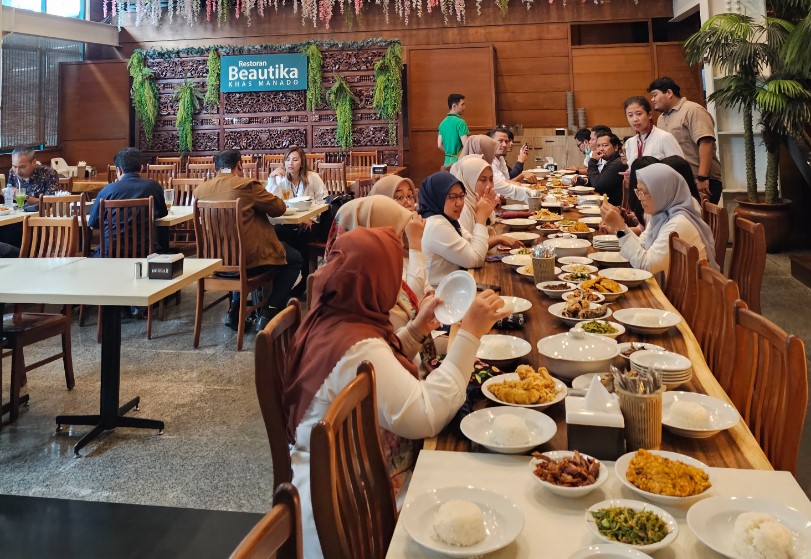 Restoran Beautika Khas Manado - Abdul Muis Theresia Handayani, 1. Bandar Djakarta, 2. Nasi Goreng Kambing Kebon Sirih Sejak 1958, 3. Joni Steak, 4. Bebek Kaleyo Tebet, 5. Ayam Goreng Berkah, 6. Talaga Sampireun – Puri, 7. Bopet Mini Benhil, 8. Roti Bakar Eddy Blok M, 9. Kwetiaw Sapi 78 Mangga Besar, 10. Restoran Garuda, 11. Warung MJS, 12. Tugu Kuntskring Palais Jakarta, 13. Ragusa Es Italia, 14. Waroeng Sunda, 15. Holycow STEAKHOUSE, 16. Kaum Jakarta, 17. Bubur Kwang Tung, 18. Cerita Rasa Nusantara, 19. Kampung Kecil Kedoya Puri Kembangan, 20. Pagi Sore Cempaka Putih, 21. Social House Grand Indonesia, 22. Soto Betawi Haji Husen, 23. Restoran Beautika Khas Manado – Abdul Muis, 24. Ikan Bakar Cianjur, 25. Warmindo Abang Adek, 26. Bebek Bentu Cempaka Putih, 27. OTW Food Street, 28. Dim Sum Inc, 29. Nasi Gandul Bu Endang, 30. Warung Mak Dower, 31. Warung Nagih, 32. Ayam Goreng Gohyong Malaya, 33. Harum Manis, 34. Munik Restoran, 35. Smarapura Traditional Resto, 36. Anomali Coffee Setiabudi, 37. Sate Maranggi Haji Yetty, 38. Bungarampai, 39. Tony Roma’s, 40. Chinesefood 99 Pecenongan, 41. SINOÜ, 42. The Awan Lounge, 43. Waha Kitchen, 44. Gado-gado Bonbin, 45. Martabak Boss, 46. Colette Lola – Wolter Monginsidi, 47. Food Lab