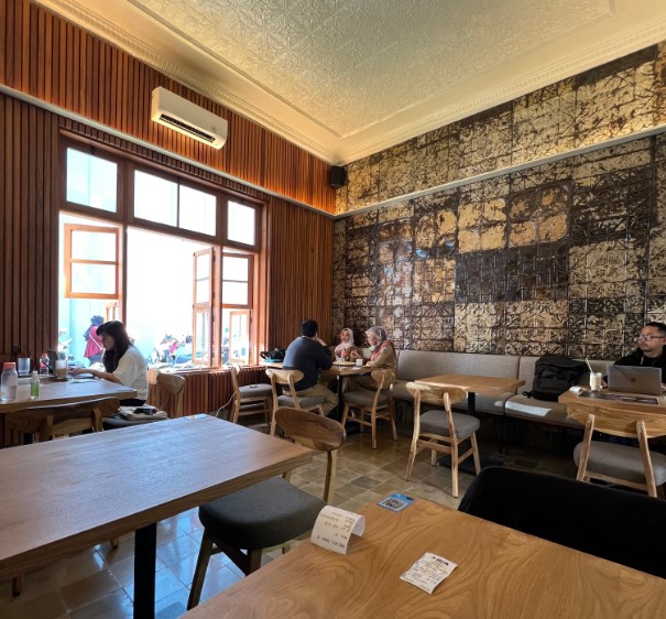 Riau 20 E, 1. Cafe Bali, 2. Bober Cafe, 3. Tilu Kitchen and Patisserie, 4. Jenderal Kopi Nusantara Buwas, 5. Wheels Coffee Roasters Heritage Lifestyle Hub, 6. Kopi Toko Djawa Bandung, 7. Riau 20, 8. Kedai Asmara, 9. Kopi Kohi, 10. Taeun Coffee &amp; Works, 11. Kopi Scooter Singapore Kopitiam, 12. Dakken Restaurant, 13. 90 Gourmet