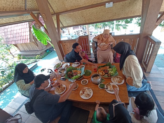 Rumah Makan Lumbung Padi Garut Niko Nurcahyo, 1. Rumah Makan Khas Sunda Cibiuk, 2. Pujasega Bale Tingtrim, 3. Rumah Makan Kampung Muara Sudah, 4. Liwet asep stroberi tarogong, 5. Pasar Ceplak, 6. Ramen Gorilla, 7. Racik Desa, 8. Sate Maranggi Pa’ Nur, 9. Rumah Makan Megawati, 10. Baso Aci Ceu Imas, 11. Mie Bakso Parahyangan, 12. Rumah Makan Lumbung Padi Garut, 13. Rumah Makan Dua Saudara, 14. Domba House Lasminingrat, 15. Warung Bambu garut, 16. Saung Pananjung, 17. Asstro Cimaragas, 18. Rumah Makan Khas Sunda M. Iki, 19. Rumah Makan Leila, 20. RM Sari Cobek Cangkuang, 21. Es Goyobod Alun Alun, 22. Bakso Mang Ano, 23. Cargo Kitchen & Lounge, 24. Lesehan Alam Sari, 25. Soto Ayam Kampung “NONOY”