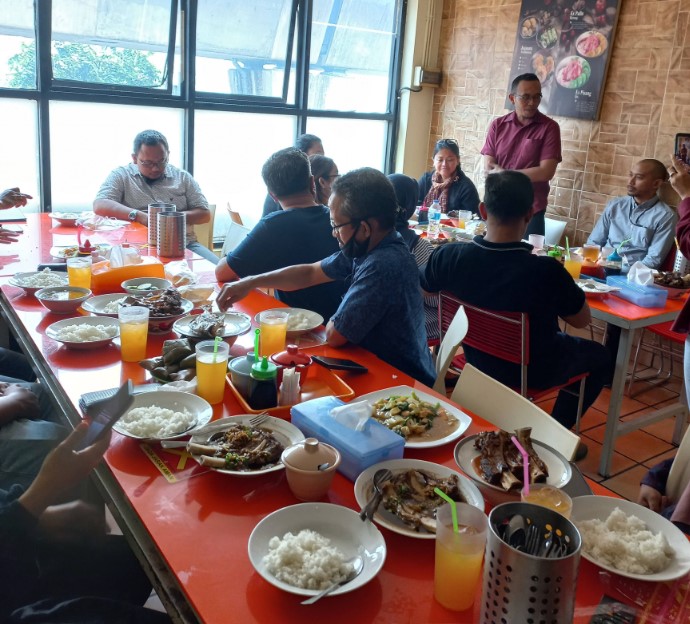 Rumah Makan Marannu Reny Andia, 1. Wiro Sableng 212 Kelapa Gading, 2. Angke Restaurant &amp; Function Hall, 3. Rumah Makan Marannu, 4. Warung Bu Kris, 5. Garuda Padang, 6. Gerobak Betawi Kelapa Gading, 7. Nasi Akwang (Kelapa Gading), 8. Kwetiaw Sapi Kelapa Gading, 9. NASI UDUK IBU JUM KELAPA GADING, 10. Bakmie Karet ASIU, 11. Mie Benteng, 12. Mie jempol Batavia, 13. Soto Betawi Bang Sawit, 14. Pangsit Mie &amp; Lemper Ayam Special 168