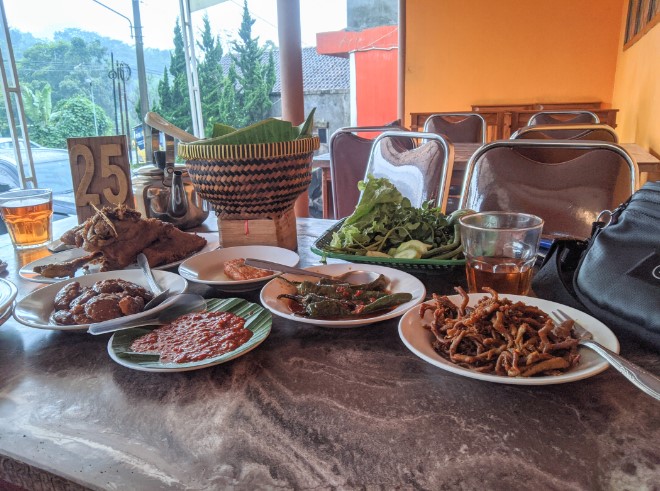 Rumah Makan Megawati Muhammad Auliaulhikmah, 1. Rumah Makan Khas Sunda Cibiuk, 2. Pujasega Bale Tingtrim, 3. Rumah Makan Kampung Muara Sudah, 4. Liwet asep stroberi tarogong, 5. Pasar Ceplak, 6. Ramen Gorilla, 7. Racik Desa, 8. Sate Maranggi Pa’ Nur, 9. Rumah Makan Megawati, 10. Baso Aci Ceu Imas, 11. Mie Bakso Parahyangan, 12. Rumah Makan Lumbung Padi Garut, 13. Rumah Makan Dua Saudara, 14. Domba House Lasminingrat, 15. Warung Bambu garut, 16. Saung Pananjung, 17. Asstro Cimaragas, 18. Rumah Makan Khas Sunda M. Iki, 19. Rumah Makan Leila, 20. RM Sari Cobek Cangkuang, 21. Es Goyobod Alun Alun, 22. Bakso Mang Ano, 23. Cargo Kitchen & Lounge, 24. Lesehan Alam Sari, 25. Soto Ayam Kampung “NONOY”