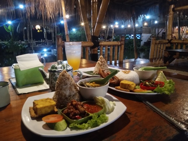 Rumah Makan Saung Awi 88 Arief Rahman, 1. Sate Kambing Hanjawar, 2. Warung Nasi Alam Sunda, 3. Saung Nikmat Cianjur, 4. Sate Shinta, 5. Sate Maranggi Sari Asih, 6. RM Empat Dara, 7. RM Sunda Rasa 2, 8. Ikan Bakar Cianjur, 9. RM. Ampera 2 Tak, 10. Sabore Kitchen, 11. D’Kaoem Baso So’Un Cafe &amp; Resto, 12. Rumah Makan Saung Awi 88, 13. RM Ikan Bakar Teh Yesi, 14. Secret Garden Cianjur, 15. Tuang &amp; Leut , 16. Tan Keng Cu Resto &amp; Bakery, 17. Nelayan Seafood Cianjur, 18. RUMAH MAKAN KHAS SUNDA H.M.NANA, 19. RM Teh Sari, 20. RM AYAM GORENG JAKARTA, 21. Warung Pempek 168 @wrp168, 22. Cari Cara by Uptodate, 23. De Baksoku, 24. Saung de Faqih, 25. RM Sudi Mampir Akhoen NEW, 26. Mak Ecih Café