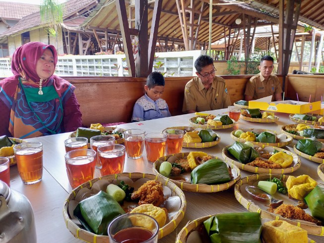 Rumah Makan Saung Gunung Jati, 1. Saung Ranggon, 2. Mie Bakso Laksana, 3. Rumah Makan Saung Gunung Jati, 4. Nini Anteh Warung Sangu Tasik, 5. Rumah Makan Ampera, 6. Kupat Tahu Mangunreja, 7. Saung Hegarsari, 8. RM. Lembur Konang, 9. RM. Saung Jembar, 10. Warung Nasi Ampera, 11. Bubur Ayam Kalektoran H. Zenal, 12. Warung Nasi Hj Ocoh, 13. Warung Nasi Halaman, 14. Soto Ayam Pataruman, 15. Saung Botram Biotirta, 16. Rumah Makan Pantai Dadaha, 17. Osaka Sushi Tasikmalaya, 18. Nasi TO Tutug Oncom Kalektoran, 19. Nasi Cikur Teh Rena / Utep, 20. Pecel Oranye Asli