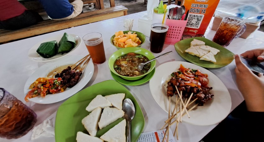 Sate Maranggi Haji Yetty Cabang Cempaka Putih permata sari, 1. Bandar Djakarta, 2. Nasi Goreng Kambing Kebon Sirih Sejak 1958, 3. Joni Steak, 4. Bebek Kaleyo Tebet, 5. Ayam Goreng Berkah, 6. Talaga Sampireun – Puri, 7. Bopet Mini Benhil, 8. Roti Bakar Eddy Blok M, 9. Kwetiaw Sapi 78 Mangga Besar, 10. Restoran Garuda, 11. Warung MJS, 12. Tugu Kuntskring Palais Jakarta, 13. Ragusa Es Italia, 14. Waroeng Sunda, 15. Holycow STEAKHOUSE, 16. Kaum Jakarta, 17. Bubur Kwang Tung, 18. Cerita Rasa Nusantara, 19. Kampung Kecil Kedoya Puri Kembangan, 20. Pagi Sore Cempaka Putih, 21. Social House Grand Indonesia, 22. Soto Betawi Haji Husen, 23. Restoran Beautika Khas Manado – Abdul Muis, 24. Ikan Bakar Cianjur, 25. Warmindo Abang Adek, 26. Bebek Bentu Cempaka Putih, 27. OTW Food Street, 28. Dim Sum Inc, 29. Nasi Gandul Bu Endang, 30. Warung Mak Dower, 31. Warung Nagih, 32. Ayam Goreng Gohyong Malaya, 33. Harum Manis, 34. Munik Restoran, 35. Smarapura Traditional Resto, 36. Anomali Coffee Setiabudi, 37. Sate Maranggi Haji Yetty, 38. Bungarampai, 39. Tony Roma’s, 40. Chinesefood 99 Pecenongan, 41. SINOÜ, 42. The Awan Lounge, 43. Waha Kitchen, 44. Gado-gado Bonbin, 45. Martabak Boss, 46. Colette Lola – Wolter Monginsidi, 47. Food Lab