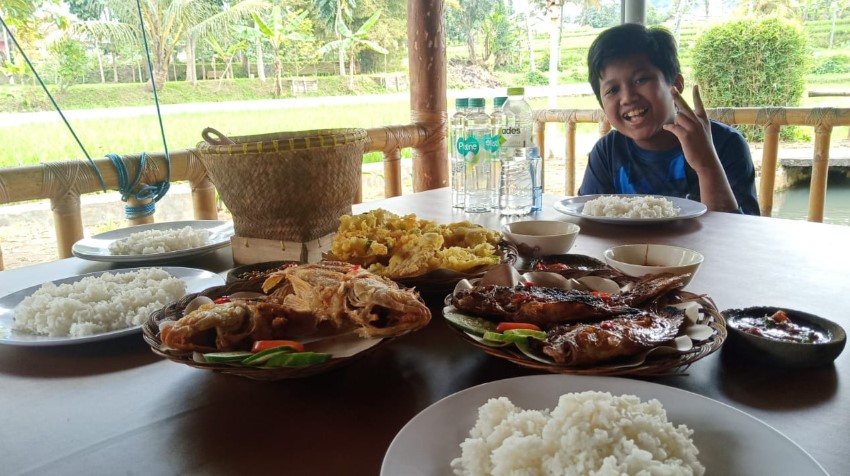 Saung Botram Biotirta Betty Arie, 1. Saung Ranggon, 2. Mie Bakso Laksana, 3. Rumah Makan Saung Gunung Jati, 4. Nini Anteh Warung Sangu Tasik, 5. Rumah Makan Ampera, 6. Kupat Tahu Mangunreja, 7. Saung Hegarsari, 8. RM. Lembur Konang, 9. RM. Saung Jembar, 10. Warung Nasi Ampera, 11. Bubur Ayam Kalektoran H. Zenal, 12. Warung Nasi Hj Ocoh, 13. Warung Nasi Halaman, 14. Soto Ayam Pataruman, 15. Saung Botram Biotirta, 16. Rumah Makan Pantai Dadaha, 17. Osaka Sushi Tasikmalaya, 18. Nasi TO Tutug Oncom Kalektoran, 19. Nasi Cikur Teh Rena / Utep, 20. Pecel Oranye Asli