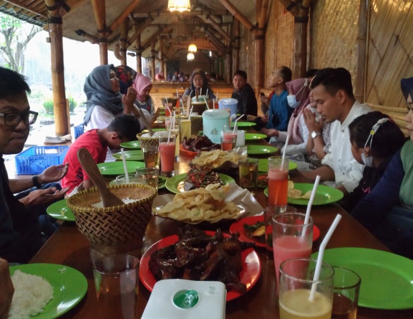 Saung Hegarsari Revi Yandi Permana, 1. Saung Ranggon, 2. Mie Bakso Laksana, 3. Rumah Makan Saung Gunung Jati, 4. Nini Anteh Warung Sangu Tasik, 5. Rumah Makan Ampera, 6. Kupat Tahu Mangunreja, 7. Saung Hegarsari, 8. RM. Lembur Konang, 9. RM. Saung Jembar, 10. Warung Nasi Ampera, 11. Bubur Ayam Kalektoran H. Zenal, 12. Warung Nasi Hj Ocoh, 13. Warung Nasi Halaman, 14. Soto Ayam Pataruman, 15. Saung Botram Biotirta, 16. Rumah Makan Pantai Dadaha, 17. Osaka Sushi Tasikmalaya, 18. Nasi TO Tutug Oncom Kalektoran, 19. Nasi Cikur Teh Rena / Utep, 20. Pecel Oranye Asli