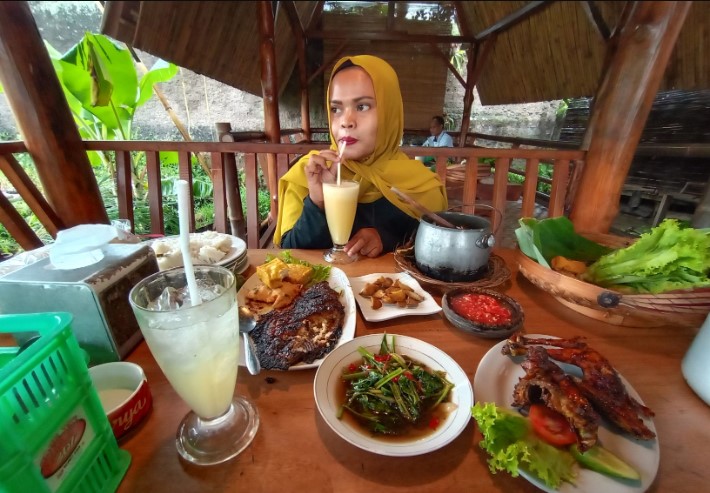 Saung de Faqih Abek Surabek, 1. Sate Kambing Hanjawar, 2. Warung Nasi Alam Sunda, 3. Saung Nikmat Cianjur, 4. Sate Shinta, 5. Sate Maranggi Sari Asih, 6. RM Empat Dara, 7. RM Sunda Rasa 2, 8. Ikan Bakar Cianjur, 9. RM. Ampera 2 Tak, 10. Sabore Kitchen, 11. D’Kaoem Baso So’Un Cafe &amp; Resto, 12. Rumah Makan Saung Awi 88, 13. RM Ikan Bakar Teh Yesi, 14. Secret Garden Cianjur, 15. Tuang &amp; Leut , 16. Tan Keng Cu Resto &amp; Bakery, 17. Nelayan Seafood Cianjur, 18. RUMAH MAKAN KHAS SUNDA H.M.NANA, 19. RM Teh Sari, 20. RM AYAM GORENG JAKARTA, 21. Warung Pempek 168 @wrp168, 22. Cari Cara by Uptodate, 23. De Baksoku, 24. Saung de Faqih, 25. RM Sudi Mampir Akhoen NEW, 26. Mak Ecih Café