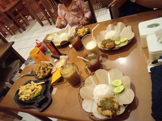 Serba Sambal Grand Pangandaran Kharty Widianti, 1. RM Karya Bahari 3 Fresh Sea Food, 2. Brillo Pizza, 3. Pondok Pangandaran, 4. Warung Sate Galunggung, 5. Yan’s Seafood, 6. Sari Laut Rasa Sayang, 7. RM Risma seafood (Pasar Ikan Pangandaran), 8. Kampung Turis Pangandaran, 9. Minasari Fresh Seafood Pangandaran, 10. MORGAN Seafood Pangandaran, 11. Grand Nanjung Resto, 12. Bakso Podomoro, 13. RM. Soto Jarkomi, 14. RM Chez Mama Cilacap, 15. Rumah Makan Bu Sarman, 16. Green Garden Cafe Pangandaran, 17. Java Kitchen, 18. Mady’s Gelato Caffe &amp; Grill, 19. Rumah Makan Berkah Seafood, 20. Serba Sambal Grand Pangandaran, 21. Warung Dapoer Kampoeng