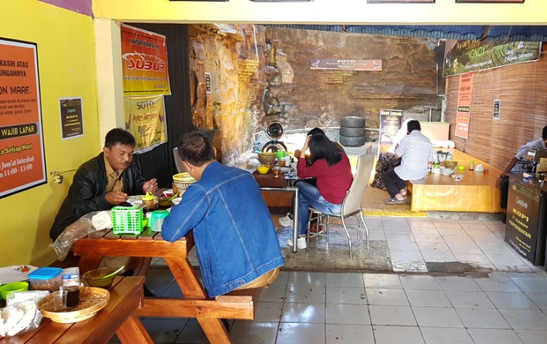 Soto Ayam Kampung NONOY Cep Ayi Fitriana, 1. Rumah Makan Khas Sunda Cibiuk, 2. Pujasega Bale Tingtrim, 3. Rumah Makan Kampung Muara Sudah, 4. Liwet asep stroberi tarogong, 5. Pasar Ceplak, 6. Ramen Gorilla, 7. Racik Desa, 8. Sate Maranggi Pa’ Nur, 9. Rumah Makan Megawati, 10. Baso Aci Ceu Imas, 11. Mie Bakso Parahyangan, 12. Rumah Makan Lumbung Padi Garut, 13. Rumah Makan Dua Saudara, 14. Domba House Lasminingrat, 15. Warung Bambu garut, 16. Saung Pananjung, 17. Asstro Cimaragas, 18. Rumah Makan Khas Sunda M. Iki, 19. Rumah Makan Leila, 20. RM Sari Cobek Cangkuang, 21. Es Goyobod Alun Alun, 22. Bakso Mang Ano, 23. Cargo Kitchen & Lounge, 24. Lesehan Alam Sari, 25. Soto Ayam Kampung “NONOY”