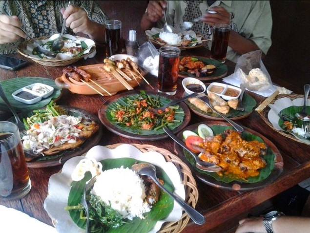 Smarapura Traditional Resto, 1. Bandar Djakarta, 2. Nasi Goreng Kambing Kebon Sirih Sejak 1958, 3. Joni Steak, 4. Bebek Kaleyo Tebet, 5. Ayam Goreng Berkah, 6. Talaga Sampireun – Puri, 7. Bopet Mini Benhil, 8. Roti Bakar Eddy Blok M, 9. Kwetiaw Sapi 78 Mangga Besar, 10. Restoran Garuda, 11. Warung MJS, 12. Tugu Kuntskring Palais Jakarta, 13. Ragusa Es Italia, 14. Waroeng Sunda, 15. Holycow STEAKHOUSE, 16. Kaum Jakarta, 17. Bubur Kwang Tung, 18. Cerita Rasa Nusantara, 19. Kampung Kecil Kedoya Puri Kembangan, 20. Pagi Sore Cempaka Putih, 21. Social House Grand Indonesia, 22. Soto Betawi Haji Husen, 23. Restoran Beautika Khas Manado – Abdul Muis, 24. Ikan Bakar Cianjur, 25. Warmindo Abang Adek, 26. Bebek Bentu Cempaka Putih, 27. OTW Food Street, 28. Dim Sum Inc, 29. Nasi Gandul Bu Endang, 30. Warung Mak Dower, 31. Warung Nagih, 32. Ayam Goreng Gohyong Malaya, 33. Harum Manis, 34. Munik Restoran, 35. Smarapura Traditional Resto, 36. Anomali Coffee Setiabudi, 37. Sate Maranggi Haji Yetty, 38. Bungarampai, 39. Tony Roma’s, 40. Chinesefood 99 Pecenongan, 41. SINOÜ, 42. The Awan Lounge, 43. Waha Kitchen, 44. Gado-gado Bonbin, 45. Martabak Boss, 46. Colette Lola – Wolter Monginsidi, 47. Food Lab