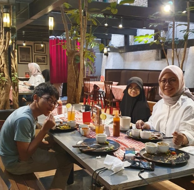 Suis Butcher Braga Houri Boumiddin, 1. Braga Permai, 2. Kopi Toko Djawa, 3. Limarasa Braga, 4. Ayam Goreng Sari Manis Suniaratu, 5. Winglok Hongkong Dimsum Braga, 6. Bandung Suki, 7. Bacang Panas Braga, 8. Restoe Boemi Braga, 9. Suis Butcher Braga, 10. Angkringan Teteh, 11. Noi Nan Pat Chawadee, 12. Bakmi Telur Bebek Sen Sen