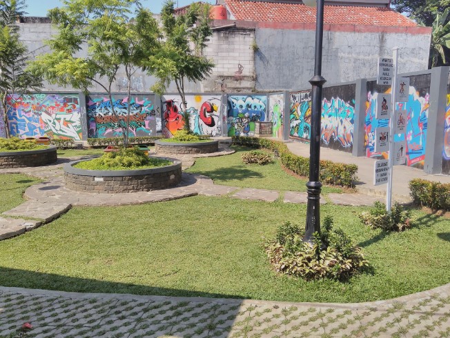Taman Corat Coret Heru istiyanto, 1. Taman Sempur, 2. Taman Heulang, 3. Taman Kencana, 4. Taman Corat Coret, 5. Taman Meksiko, 6. Taman Peranginan, 7. Taman Kaulinan, 8. Taman Buah Mekarsari, 9. Taman Air Mancur, 10. Taman Cipaku, 11. Lapangan Kresna, 12. Taman Ekspresi, 13. Kebun Wisata Ilmiah