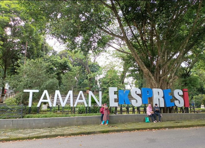 Taman Ekspresi Hana Azizah, 1. Taman Sempur, 2. Taman Heulang, 3. Taman Kencana, 4. Taman Corat Coret, 5. Taman Meksiko, 6. Taman Peranginan, 7. Taman Kaulinan, 8. Taman Buah Mekarsari, 9. Taman Air Mancur, 10. Taman Cipaku, 11. Lapangan Kresna, 12. Taman Ekspresi, 13. Kebun Wisata Ilmiah