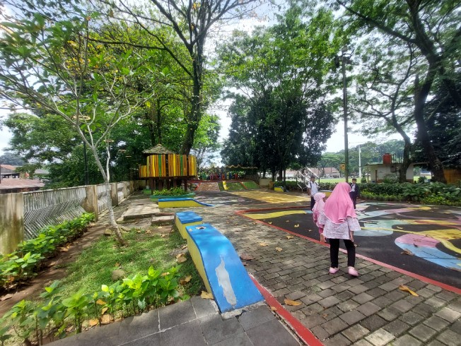 Taman Kaulinan Iwan Kurniawan, 1. Taman Sempur, 2. Taman Heulang, 3. Taman Kencana, 4. Taman Corat Coret, 5. Taman Meksiko, 6. Taman Peranginan, 7. Taman Kaulinan, 8. Taman Buah Mekarsari, 9. Taman Air Mancur, 10. Taman Cipaku, 11. Lapangan Kresna, 12. Taman Ekspresi, 13. Kebun Wisata Ilmiah