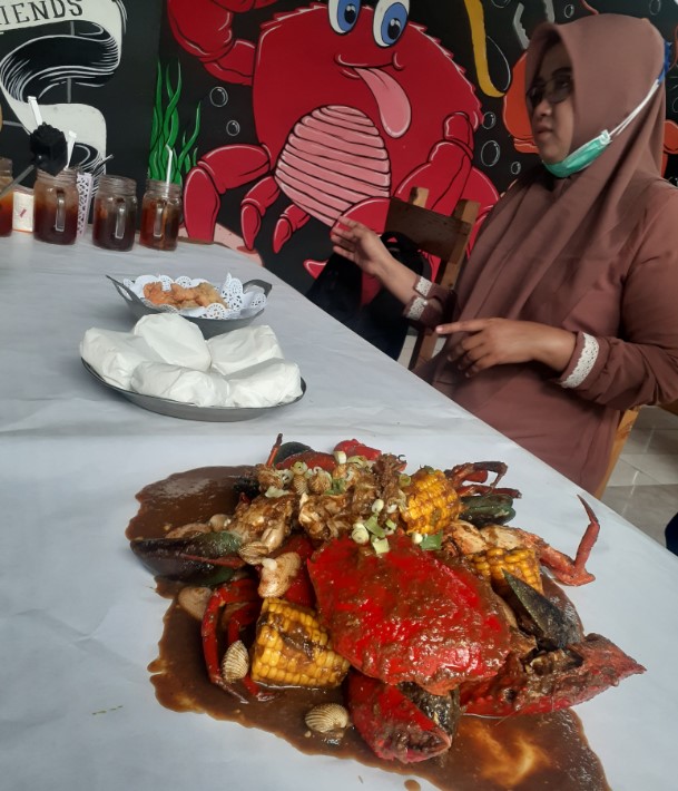 The Crabbys Sidoarjo Adi firmansyah, 1. Ikan Bakar Cianjur, 2. Bebek Goreng H Slamet, 3. Ayam Goreng Gringging Lombok, 4. Lesehan Joyo , 5. Warung Apung Rahmawati , 6. Mie Kober Ponti Sidoarjo, 7. Jank Jank Wings , 8. Qen-di Garden Resto, 9. Iga Bakar dan Steak Sidoarjo , 10. Warung Oemik Ika Ganjarane Hidayah, 11. Kupang Lontong Pak Misari , 12. Warung Leko Sidoarjo , 13. Warung Makan Murah Prasmanan Ny Indra, 14. Depok Langgeng Langgeng Sidoarjo , 15. CEKER LAPINDHO ASLI (ALUN-ALUN SIDOARJO), 16. Rawon Gajah Mada , 17. The Crabbys Sidoarjo , 18. Jon’s Cafe and Coffee , 19. Heritage Of Handayani, 20. Cocari Sidoarjo, 21. C&amp;C Spesial Iga Sapi Bakar , 22. Kedai Pakcik Abin, 23. Sop Kikil Pak Madekan, 24. Warung Handayani