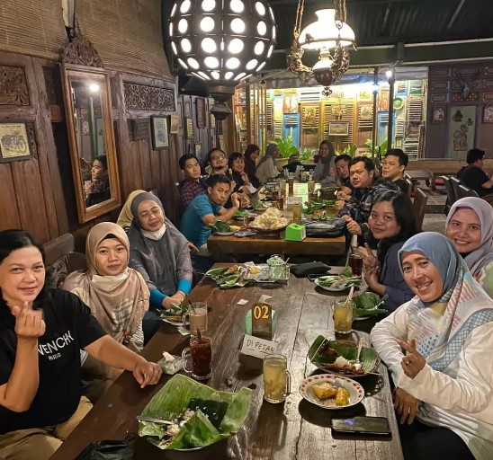 WEDANGAN Cangkir Blirik Yulistiono, 1. Cafe Tiga Ceret, 2. Omah Londo, 3. Wedangan Mantap, 4. Wedangan Pendhopo, 5. WEDANGAN Cangkir Blirik, 6. Wedangan Nala Gareng, 7. Wedangan Mbah Wiryo, 8. Angkringan Omah Semar, 9. Wedangan Echo(honggowongso), 10. Wedangan Basuki Sondakan, 11. Wedangan Radjiman Plus, 12. Angkringan Murah Special Bu Nduth Pokwe