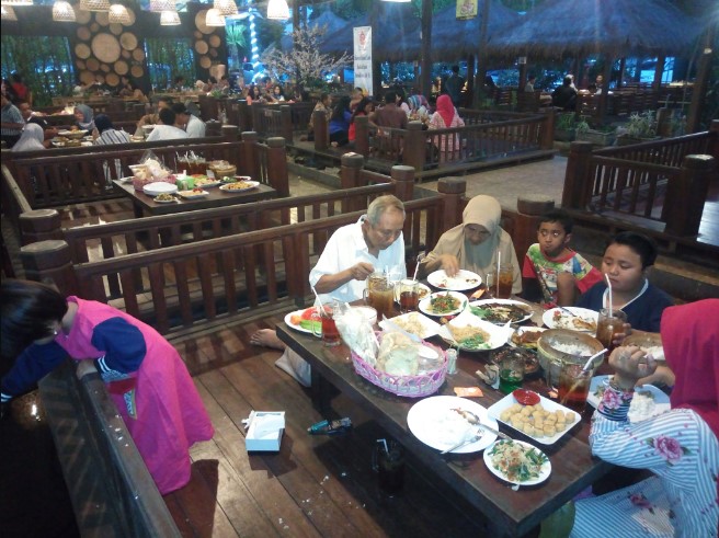 Warung Apung Rahmawati Sidoarjo Ali Siswanto, 1. Ikan Bakar Cianjur, 2. Bebek Goreng H Slamet, 3. Ayam Goreng Gringging Lombok, 4. Lesehan Joyo , 5. Warung Apung Rahmawati , 6. Mie Kober Ponti Sidoarjo, 7. Jank Jank Wings , 8. Qen-di Garden Resto, 9. Iga Bakar dan Steak Sidoarjo , 10. Warung Oemik Ika Ganjarane Hidayah, 11. Kupang Lontong Pak Misari , 12. Warung Leko Sidoarjo , 13. Warung Makan Murah Prasmanan Ny Indra, 14. Depok Langgeng Langgeng Sidoarjo , 15. CEKER LAPINDHO ASLI (ALUN-ALUN SIDOARJO), 16. Rawon Gajah Mada , 17. The Crabbys Sidoarjo , 18. Jon’s Cafe and Coffee , 19. Heritage Of Handayani, 20. Cocari Sidoarjo, 21. C&amp;C Spesial Iga Sapi Bakar , 22. Kedai Pakcik Abin, 23. Sop Kikil Pak Madekan, 24. Warung Handayani