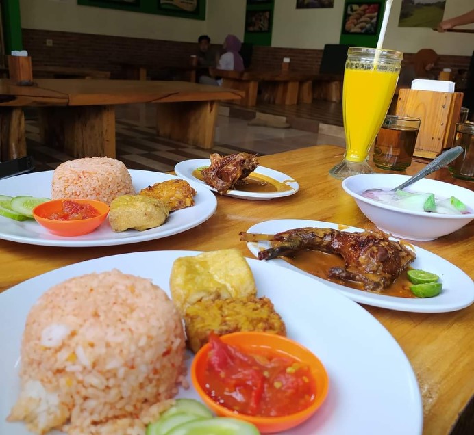Warung Bambu garut santi junianti, 1. Rumah Makan Khas Sunda Cibiuk, 2. Pujasega Bale Tingtrim, 3. Rumah Makan Kampung Muara Sudah, 4. Liwet asep stroberi tarogong, 5. Pasar Ceplak, 6. Ramen Gorilla, 7. Racik Desa, 8. Sate Maranggi Pa’ Nur, 9. Rumah Makan Megawati, 10. Baso Aci Ceu Imas, 11. Mie Bakso Parahyangan, 12. Rumah Makan Lumbung Padi Garut, 13. Rumah Makan Dua Saudara, 14. Domba House Lasminingrat, 15. Warung Bambu garut, 16. Saung Pananjung, 17. Asstro Cimaragas, 18. Rumah Makan Khas Sunda M. Iki, 19. Rumah Makan Leila, 20. RM Sari Cobek Cangkuang, 21. Es Goyobod Alun Alun, 22. Bakso Mang Ano, 23. Cargo Kitchen & Lounge, 24. Lesehan Alam Sari, 25. Soto Ayam Kampung “NONOY”
