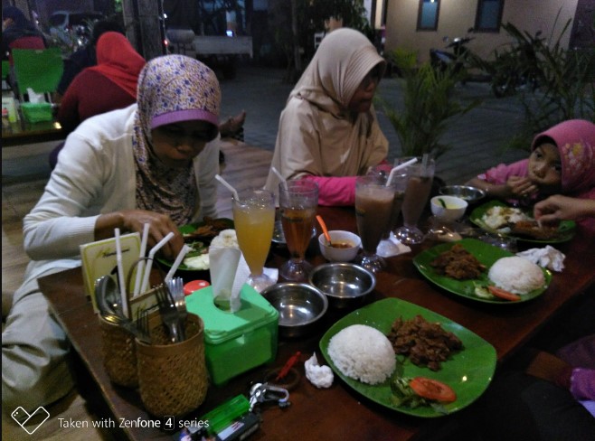 Warung Handayani MINI AZA, 1. Ikan Bakar Cianjur, 2. Bebek Goreng H Slamet, 3. Ayam Goreng Gringging Lombok, 4. Lesehan Joyo , 5. Warung Apung Rahmawati , 6. Mie Kober Ponti Sidoarjo, 7. Jank Jank Wings , 8. Qen-di Garden Resto, 9. Iga Bakar dan Steak Sidoarjo , 10. Warung Oemik Ika Ganjarane Hidayah, 11. Kupang Lontong Pak Misari , 12. Warung Leko Sidoarjo , 13. Warung Makan Murah Prasmanan Ny Indra, 14. Depok Langgeng Langgeng Sidoarjo , 15. CEKER LAPINDHO ASLI (ALUN-ALUN SIDOARJO), 16. Rawon Gajah Mada , 17. The Crabbys Sidoarjo , 18. Jon’s Cafe and Coffee , 19. Heritage Of Handayani, 20. Cocari Sidoarjo, 21. C&amp;C Spesial Iga Sapi Bakar , 22. Kedai Pakcik Abin, 23. Sop Kikil Pak Madekan, 24. Warung Handayani