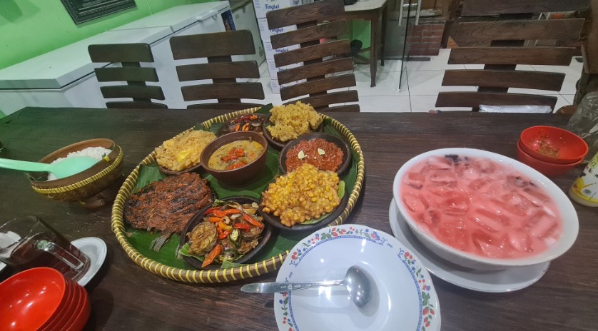 Warung Oemik Ika Ganjarane Hidayah Dhian HP, 1. Ikan Bakar Cianjur, 2. Bebek Goreng H Slamet, 3. Ayam Goreng Gringging Lombok, 4. Lesehan Joyo , 5. Warung Apung Rahmawati , 6. Mie Kober Ponti Sidoarjo, 7. Jank Jank Wings , 8. Qen-di Garden Resto, 9. Iga Bakar dan Steak Sidoarjo , 10. Warung Oemik Ika Ganjarane Hidayah, 11. Kupang Lontong Pak Misari , 12. Warung Leko Sidoarjo , 13. Warung Makan Murah Prasmanan Ny Indra, 14. Depok Langgeng Langgeng Sidoarjo , 15. CEKER LAPINDHO ASLI (ALUN-ALUN SIDOARJO), 16. Rawon Gajah Mada , 17. The Crabbys Sidoarjo , 18. Jon’s Cafe and Coffee , 19. Heritage Of Handayani, 20. Cocari Sidoarjo, 21. C&amp;C Spesial Iga Sapi Bakar , 22. Kedai Pakcik Abin, 23. Sop Kikil Pak Madekan, 24. Warung Handayani