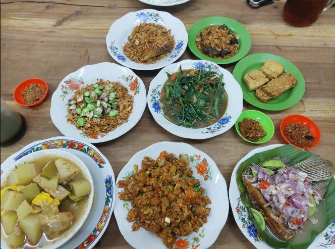 Warung Mak Dower Felicia Jessica, 1. Bandar Djakarta, 2. Nasi Goreng Kambing Kebon Sirih Sejak 1958, 3. Joni Steak, 4. Bebek Kaleyo Tebet, 5. Ayam Goreng Berkah, 6. Talaga Sampireun – Puri, 7. Bopet Mini Benhil, 8. Roti Bakar Eddy Blok M, 9. Kwetiaw Sapi 78 Mangga Besar, 10. Restoran Garuda, 11. Warung MJS, 12. Tugu Kuntskring Palais Jakarta, 13. Ragusa Es Italia, 14. Waroeng Sunda, 15. Holycow STEAKHOUSE, 16. Kaum Jakarta, 17. Bubur Kwang Tung, 18. Cerita Rasa Nusantara, 19. Kampung Kecil Kedoya Puri Kembangan, 20. Pagi Sore Cempaka Putih, 21. Social House Grand Indonesia, 22. Soto Betawi Haji Husen, 23. Restoran Beautika Khas Manado – Abdul Muis, 24. Ikan Bakar Cianjur, 25. Warmindo Abang Adek, 26. Bebek Bentu Cempaka Putih, 27. OTW Food Street, 28. Dim Sum Inc, 29. Nasi Gandul Bu Endang, 30. Warung Mak Dower, 31. Warung Nagih, 32. Ayam Goreng Gohyong Malaya, 33. Harum Manis, 34. Munik Restoran, 35. Smarapura Traditional Resto, 36. Anomali Coffee Setiabudi, 37. Sate Maranggi Haji Yetty, 38. Bungarampai, 39. Tony Roma’s, 40. Chinesefood 99 Pecenongan, 41. SINOÜ, 42. The Awan Lounge, 43. Waha Kitchen, 44. Gado-gado Bonbin, 45. Martabak Boss, 46. Colette Lola – Wolter Monginsidi, 47. Food Lab