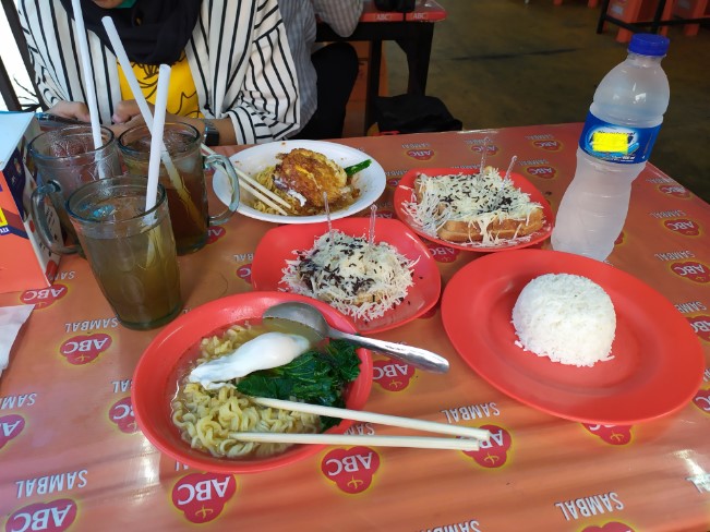 Warmindo Abang Adek Ikoh Safitri, 1. Bandar Djakarta, 2. Nasi Goreng Kambing Kebon Sirih Sejak 1958, 3. Joni Steak, 4. Bebek Kaleyo Tebet, 5. Ayam Goreng Berkah, 6. Talaga Sampireun – Puri, 7. Bopet Mini Benhil, 8. Roti Bakar Eddy Blok M, 9. Kwetiaw Sapi 78 Mangga Besar, 10. Restoran Garuda, 11. Warung MJS, 12. Tugu Kuntskring Palais Jakarta, 13. Ragusa Es Italia, 14. Waroeng Sunda, 15. Holycow STEAKHOUSE, 16. Kaum Jakarta, 17. Bubur Kwang Tung, 18. Cerita Rasa Nusantara, 19. Kampung Kecil Kedoya Puri Kembangan, 20. Pagi Sore Cempaka Putih, 21. Social House Grand Indonesia, 22. Soto Betawi Haji Husen, 23. Restoran Beautika Khas Manado – Abdul Muis, 24. Ikan Bakar Cianjur, 25. Warmindo Abang Adek, 26. Bebek Bentu Cempaka Putih, 27. OTW Food Street, 28. Dim Sum Inc, 29. Nasi Gandul Bu Endang, 30. Warung Mak Dower, 31. Warung Nagih, 32. Ayam Goreng Gohyong Malaya, 33. Harum Manis, 34. Munik Restoran, 35. Smarapura Traditional Resto, 36. Anomali Coffee Setiabudi, 37. Sate Maranggi Haji Yetty, 38. Bungarampai, 39. Tony Roma’s, 40. Chinesefood 99 Pecenongan, 41. SINOÜ, 42. The Awan Lounge, 43. Waha Kitchen, 44. Gado-gado Bonbin, 45. Martabak Boss, 46. Colette Lola – Wolter Monginsidi, 47. Food Lab