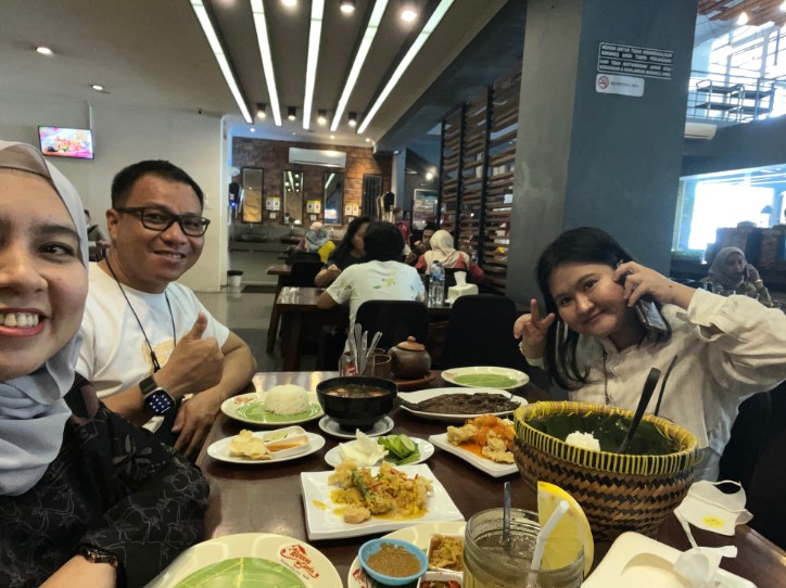Waroeng Sunda Fae J Sarumaha, 1. Bandar Djakarta, 2. Nasi Goreng Kambing Kebon Sirih Sejak 1958, 3. Joni Steak, 4. Bebek Kaleyo Tebet, 5. Ayam Goreng Berkah, 6. Talaga Sampireun – Puri, 7. Bopet Mini Benhil, 8. Roti Bakar Eddy Blok M, 9. Kwetiaw Sapi 78 Mangga Besar, 10. Restoran Garuda, 11. Warung MJS, 12. Tugu Kuntskring Palais Jakarta, 13. Ragusa Es Italia, 14. Waroeng Sunda, 15. Holycow STEAKHOUSE, 16. Kaum Jakarta, 17. Bubur Kwang Tung, 18. Cerita Rasa Nusantara, 19. Kampung Kecil Kedoya Puri Kembangan, 20. Pagi Sore Cempaka Putih, 21. Social House Grand Indonesia, 22. Soto Betawi Haji Husen, 23. Restoran Beautika Khas Manado – Abdul Muis, 24. Ikan Bakar Cianjur, 25. Warmindo Abang Adek, 26. Bebek Bentu Cempaka Putih, 27. OTW Food Street, 28. Dim Sum Inc, 29. Nasi Gandul Bu Endang, 30. Warung Mak Dower, 31. Warung Nagih, 32. Ayam Goreng Gohyong Malaya, 33. Harum Manis, 34. Munik Restoran, 35. Smarapura Traditional Resto, 36. Anomali Coffee Setiabudi, 37. Sate Maranggi Haji Yetty, 38. Bungarampai, 39. Tony Roma’s, 40. Chinesefood 99 Pecenongan, 41. SINOÜ, 42. The Awan Lounge, 43. Waha Kitchen, 44. Gado-gado Bonbin, 45. Martabak Boss, 46. Colette Lola – Wolter Monginsidi, 47. Food Lab