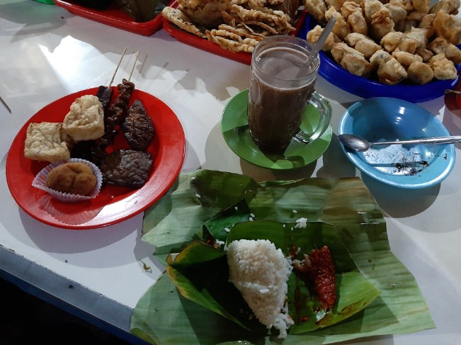 Wedangan Mbah Wiryo Jevino Hartandi, 1. Cafe Tiga Ceret, 2. Omah Londo, 3. Wedangan Mantap, 4. Wedangan Pendhopo, 5. WEDANGAN Cangkir Blirik, 6. Wedangan Nala Gareng, 7. Wedangan Mbah Wiryo, 8. Angkringan Omah Semar, 9. Wedangan Echo(honggowongso), 10. Wedangan Basuki Sondakan, 11. Wedangan Radjiman Plus, 12. Angkringan Murah Special Bu Nduth Pokwe