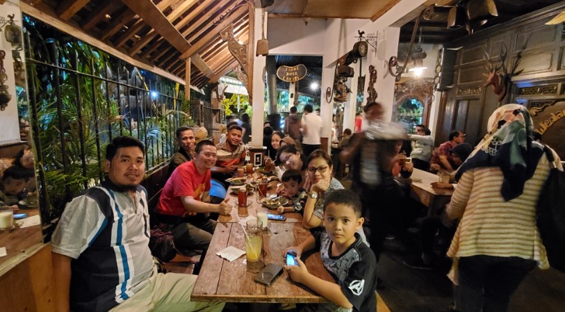 Wedangan Nala Gareng Fendy Kusumohadi, 1. Cafe Tiga Ceret, 2. Omah Londo, 3. Wedangan Mantap, 4. Wedangan Pendhopo, 5. WEDANGAN Cangkir Blirik, 6. Wedangan Nala Gareng, 7. Wedangan Mbah Wiryo, 8. Angkringan Omah Semar, 9. Wedangan Echo(honggowongso), 10. Wedangan Basuki Sondakan, 11. Wedangan Radjiman Plus, 12. Angkringan Murah Special Bu Nduth Pokwe